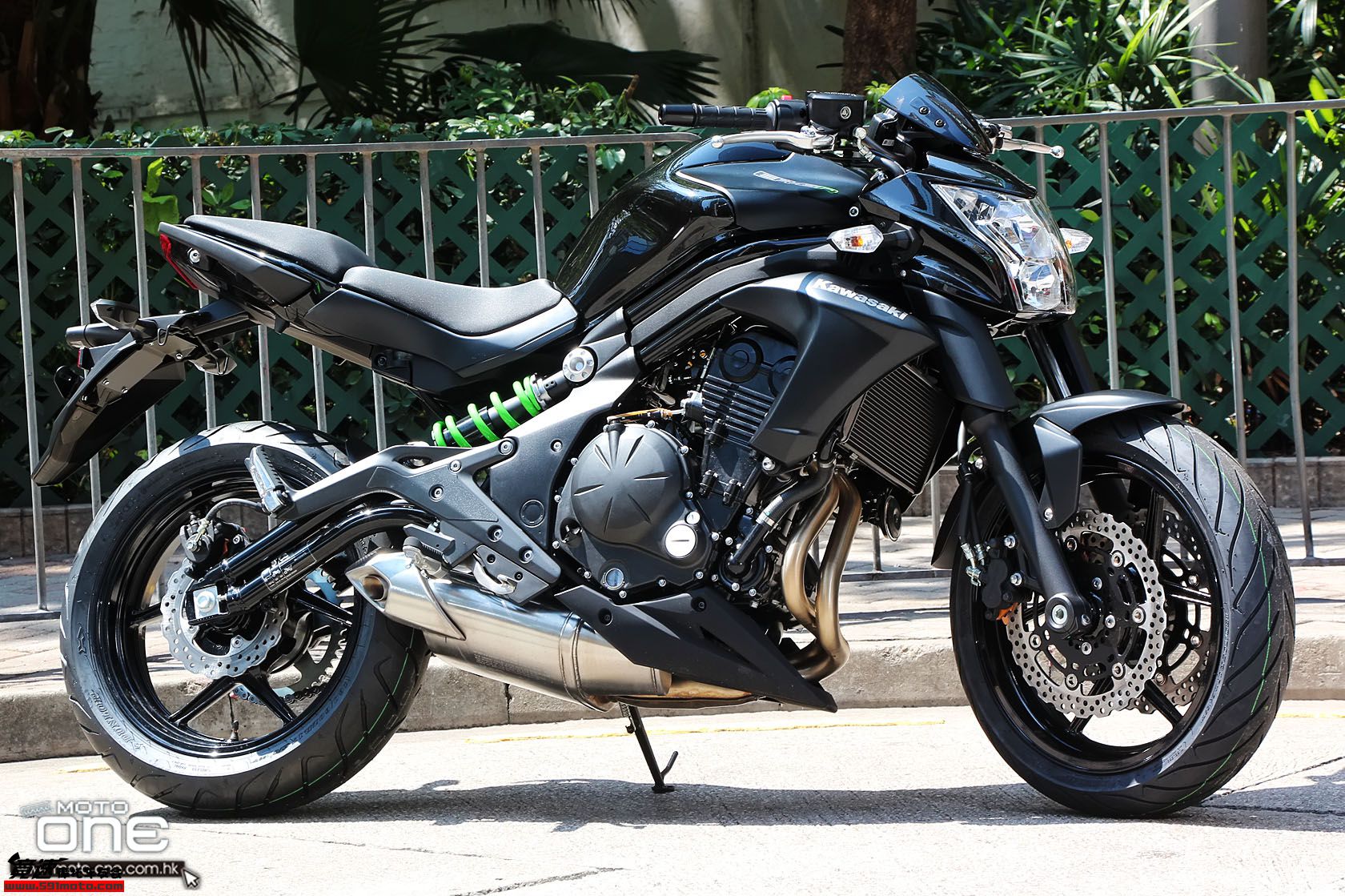 2014_Kawasaki_ER6n_black_02a.JPG